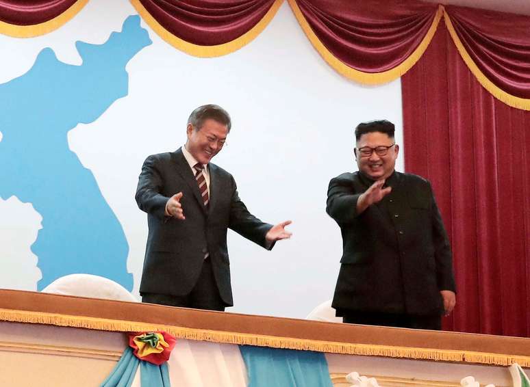 Presidente da Coreia do Sul, Moon Jae-in, e líder norte-coreano, Kim Jong Un, assistem apresentação em teatro em Pyongyang
18/09/2018 Divulgação via REUTERS