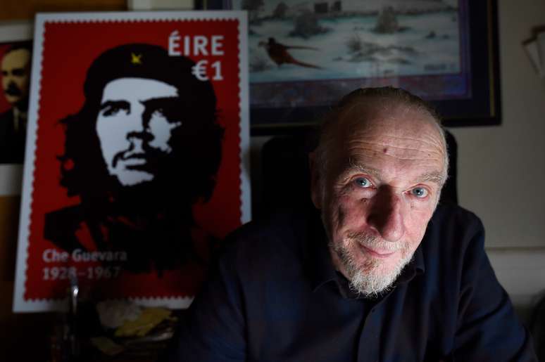 Fitzpatrick com pôster de Che Guevara em Dublin
 11/10/2017   REUTERS/Clodagh Kilcoyne 