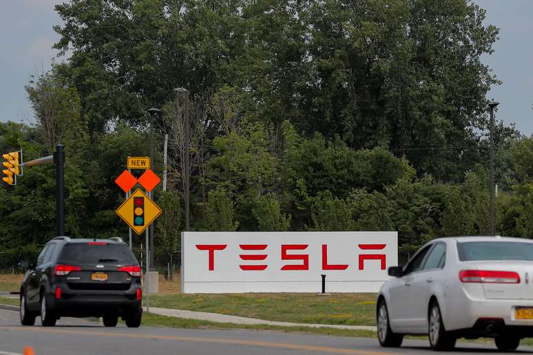 Carros passam por f&aacute;brica da Tesla no estado de Nova York, nos EUA. 02/08/2018. REUTERS/Brendan McDermid.