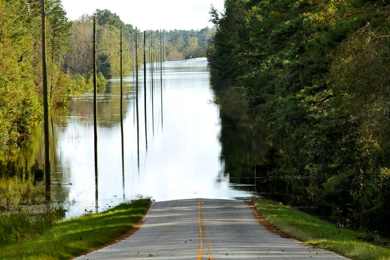 Enchente em via perto de Atkinson, na Carolina do Norte 
 18/9/2018   REUTERS/Jonathan Drake 