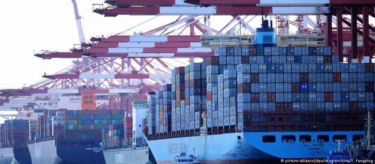 Navios de carga são abastecidos no porto de Qingdao, no leste da China