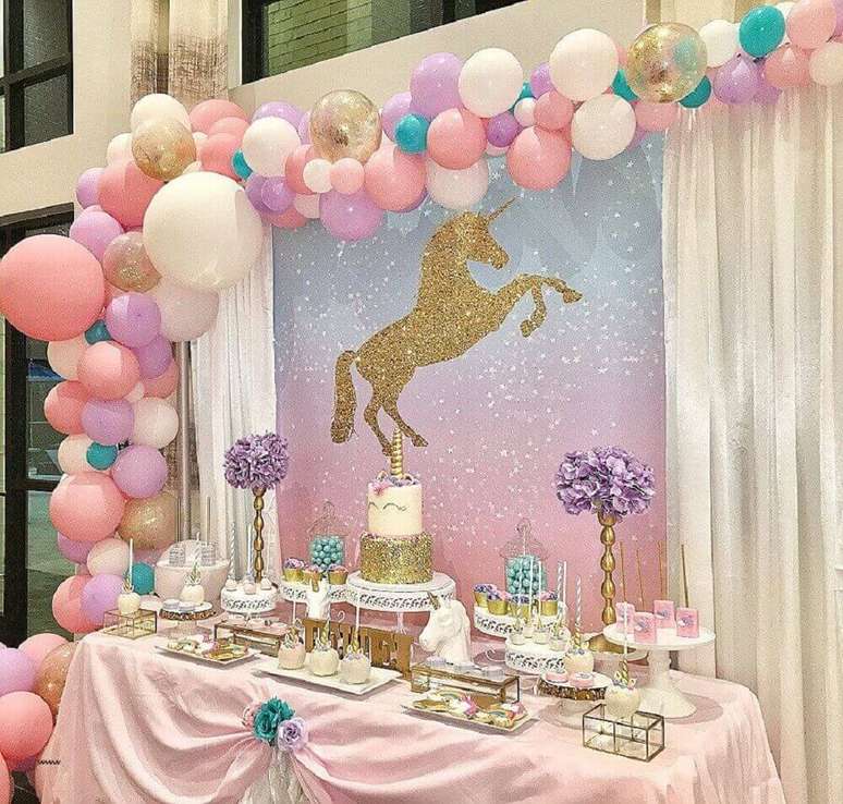 12. Decoração para festa de aniversário com tema de unicórnio e painel de balões – Foto: Your Trade Pubs