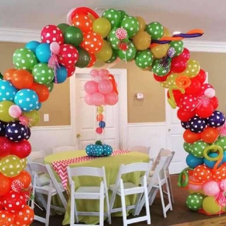 13. Modelo de arco de bexiga para decoração de festa infantil simples com balões coloridos e estampados com bolinhas – Foto: Balloons by Sharon