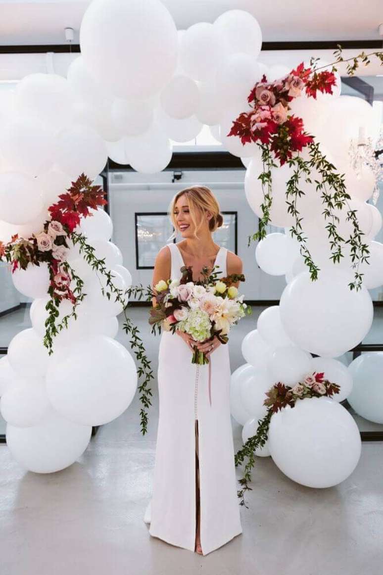 10. Arranjo com balões e flores para decoração de casamento – Foto Short Hair Girl