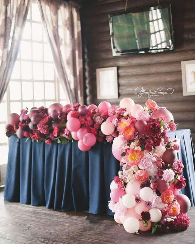 16. Decora&ccedil;&atilde;o com arranjo de flores e bal&otilde;es em tons de rosa para mesa de casamento &ndash; Foto: Weddywood