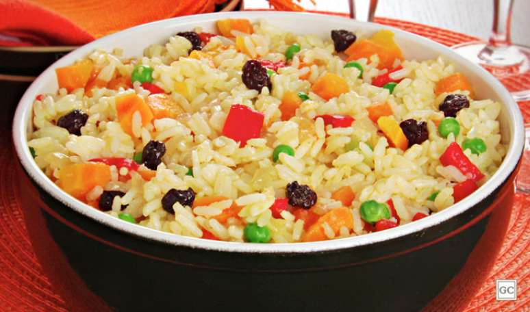 2. Arroz à grega na pressão: rápido e prático, essa receita fica pronta em até 20 minutos! - 