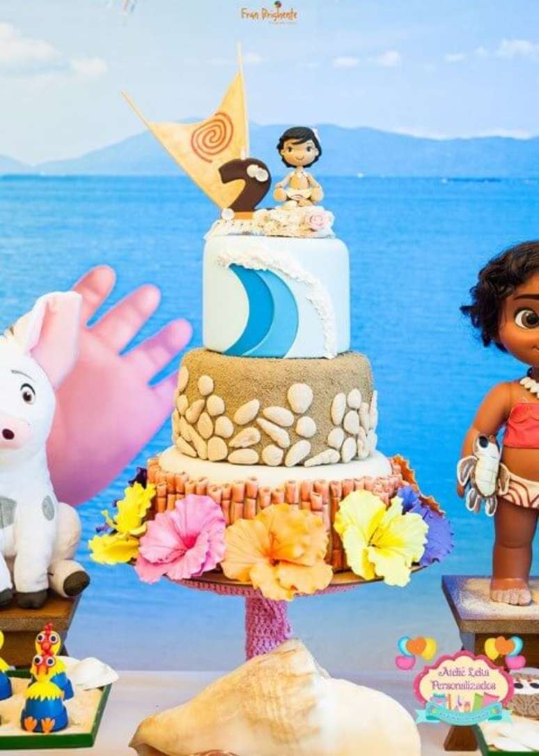 16. Bolo com tema praia em festa da Moana. Foto de Ateliê Leka Personalizados