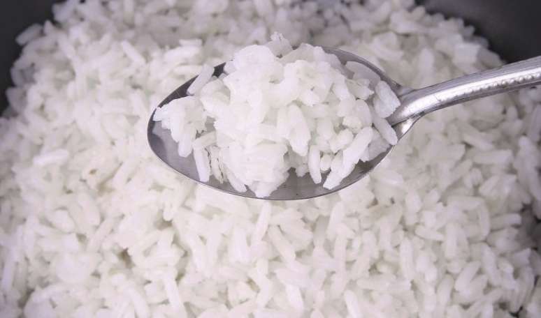 MEDIDA IDEAL. A proporção é sempre duas porções de água para cada uma de arroz. Assim, se você fizer 1 copo ou 1 xícara (chá) de arroz cru, precisará do dobro de água para cozinhá-lo. É importante alertar, porém, que haverá perda de água durante o cozimento, então é melhor sempre ter um pouco de água aquecida ao lado da panela caso o arroz seque e ainda não esteja cozido. |