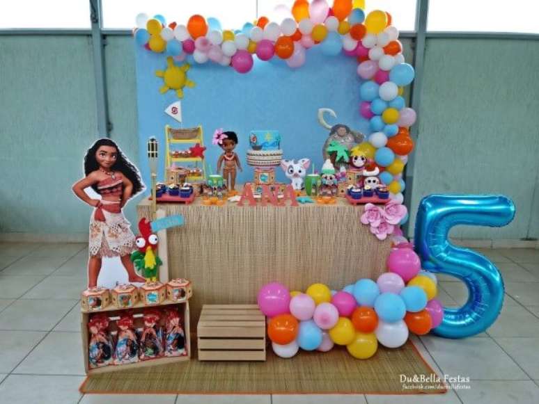 39. Mesa de festa da Moana com painel de balões coloridos. Foto de Kalina Keizzy
