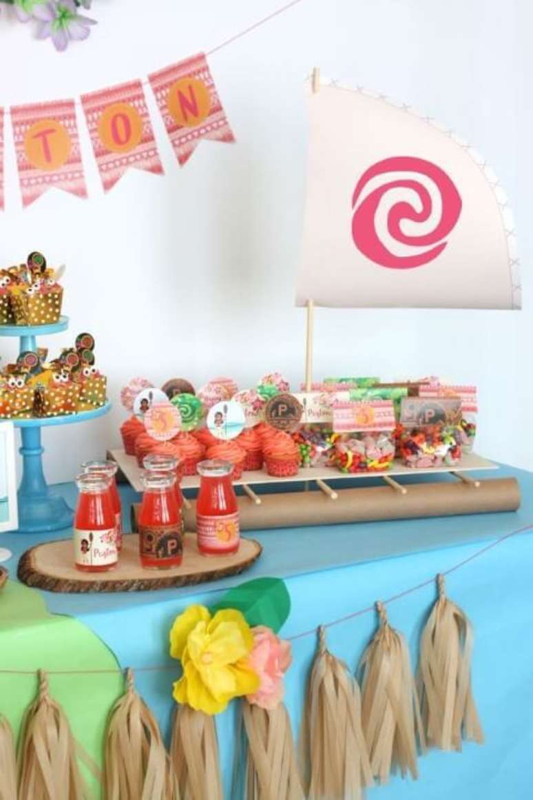 58. Cupcakes temáticos em festa Moana. Foto de Pinterest