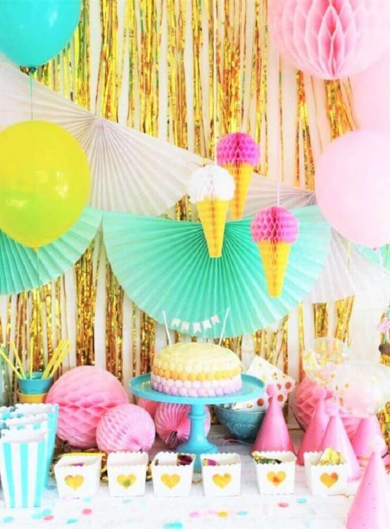 20. Decoração com bexigas coloridas para festa infantil com tema de sorvete – Foto: Four Cheeky Monkeys