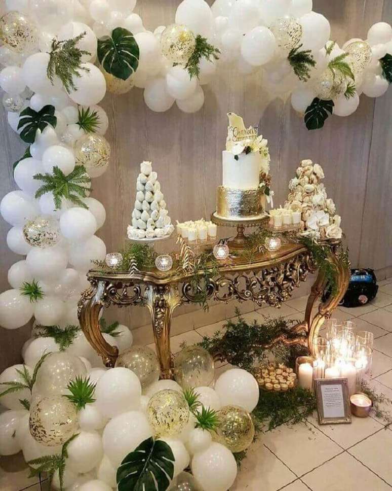 22. Decora&ccedil;&atilde;o com bal&otilde;es branco e folhas para festa decorada em tons de dourado &ndash; Foto: Dancing Orchid