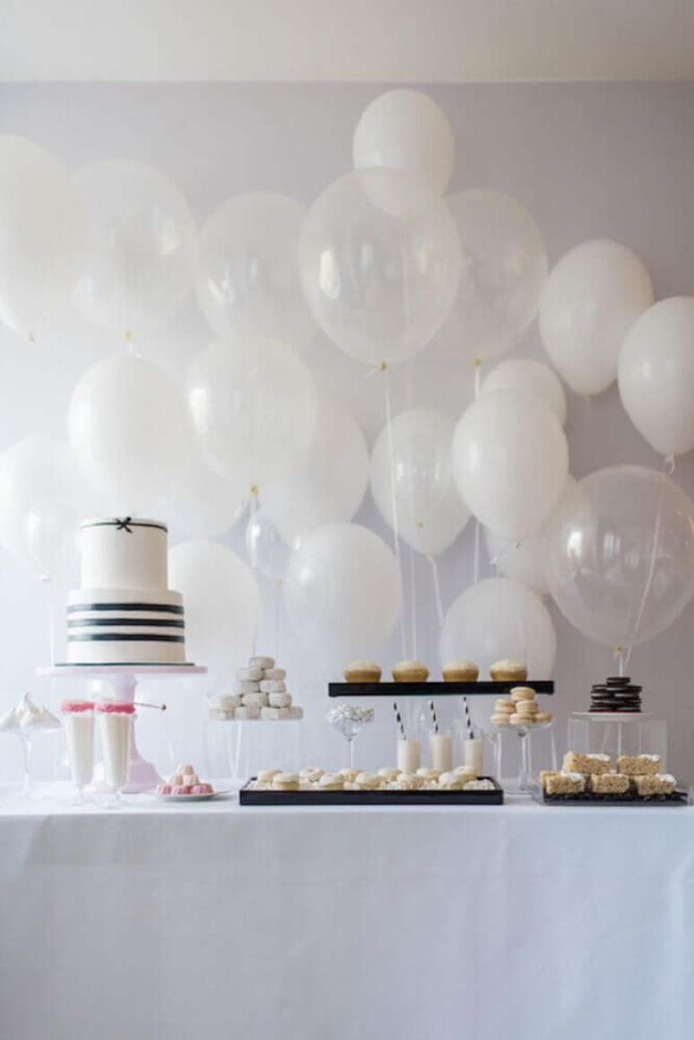 23. Painel de balões brancos para decoração de festa de aniversário – Foto: Urban Flip Flops