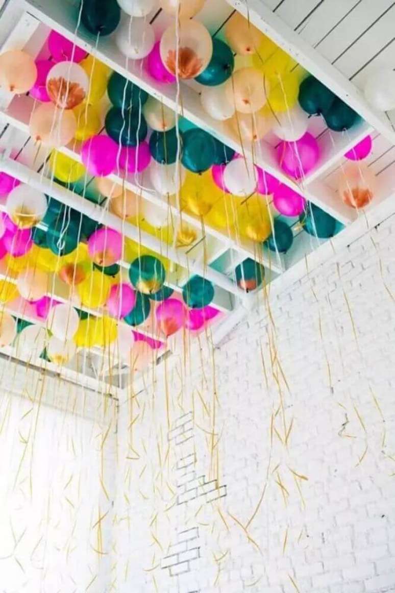 9. Que tal investir em uma decoração com balões no teto? – Foto: Pinterest]