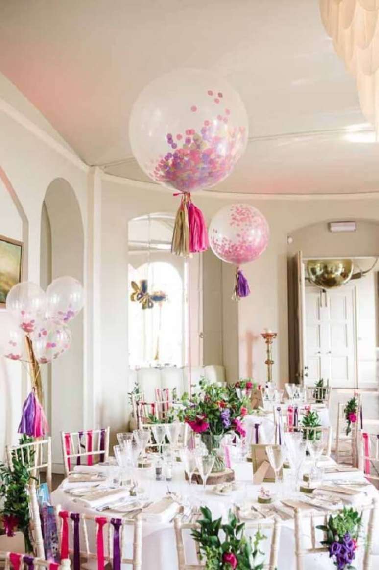25. Decoração com balões e arranjos de flores para mesa de convidados – Foto: Pinterest
