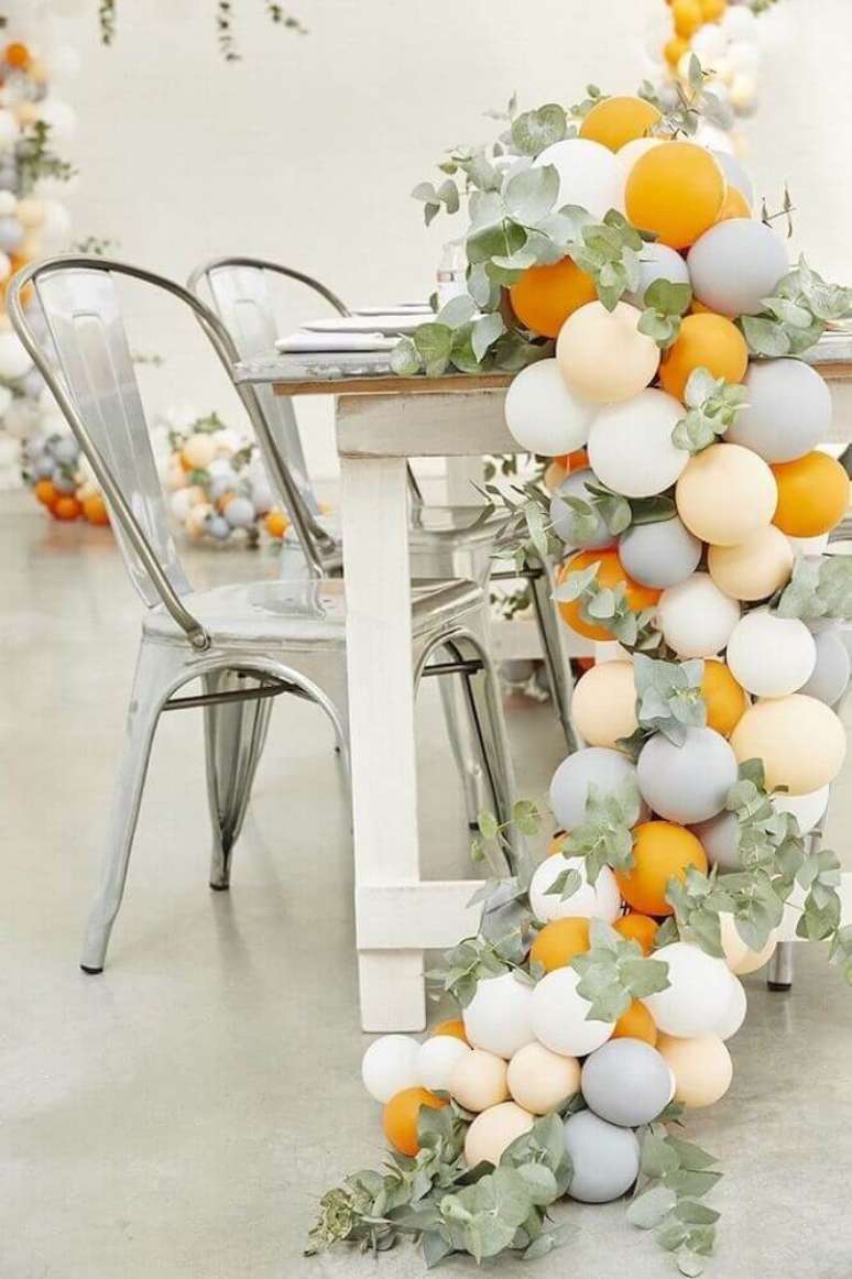 26. Linda decoração com balões e folhagens para mesa de casamento – Foto: Flowers Idea Decorations