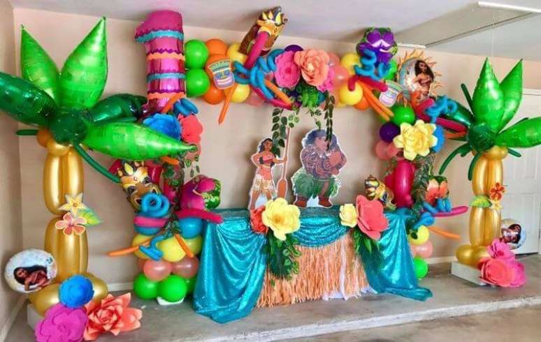 57. Balões coloridos e temáticos em festa da Moana. Foto de Pinterest