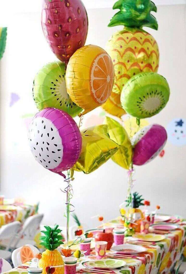 29. Que tal investir na decoração com balões em formato de frutas? É perfeito para uma festa com o tema tropical – Foto: Pinterest
