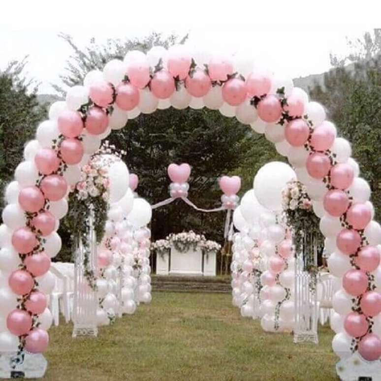 31. A decora&ccedil;&atilde;o com bal&otilde;es tamb&eacute;m pode fazer parte de cerim&ocirc;nias de casamento &ndash; Foto: Pinterest
