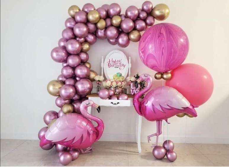 33. Decora&ccedil;&atilde;o com bal&otilde;es para festa de anivers&aacute;rio com tema flamingos &ndash; Foto: Pinterest