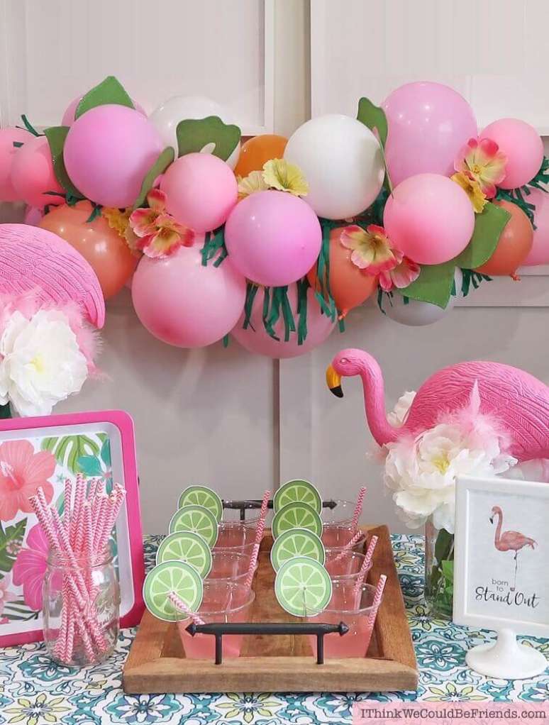 34. Festa flamingo decorada com painel de balões e folhagens – Foto: Pinterest