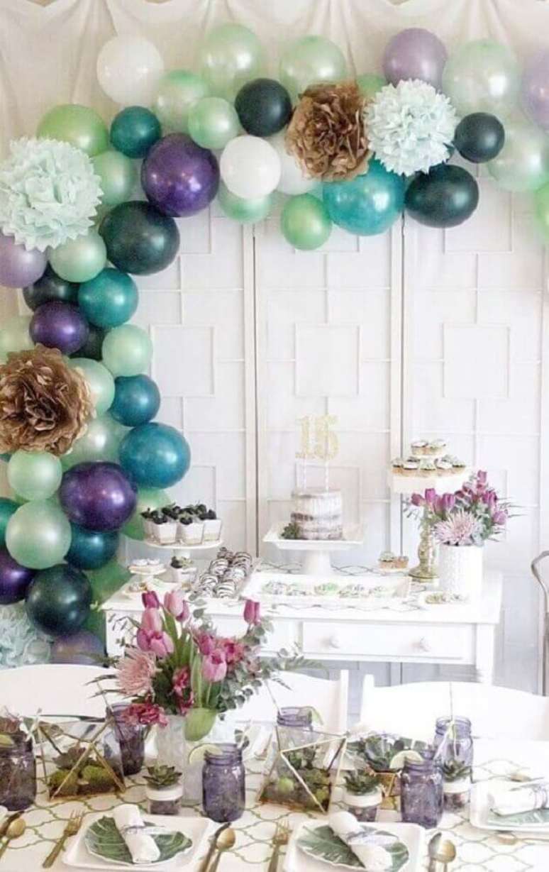 32. Festa de aniversário decorada com painel de balões – Foto: Pinterest