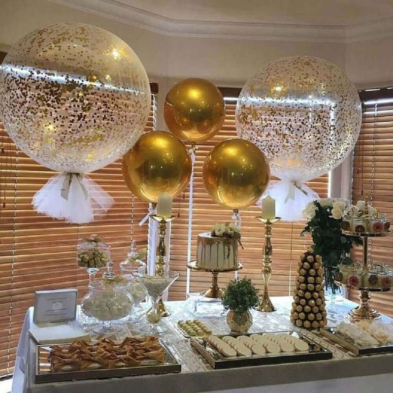 37. Festa decorada em tons de dourado com balões diferentes – Foto: Pinterest