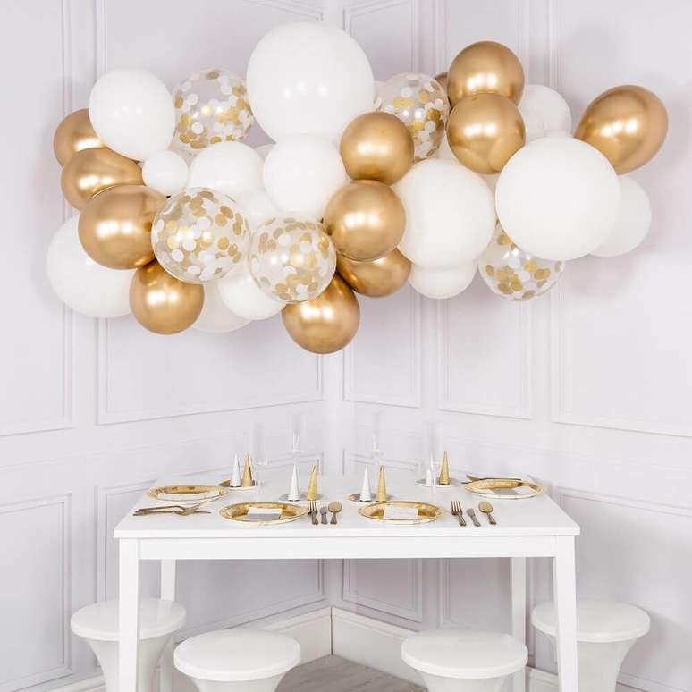38. Decoração com balões para festa em tons de dourado e branco – Foto: The Original Party Bag Company