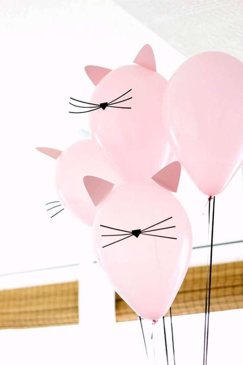 5. Decora&ccedil;&atilde;o com bal&otilde;es simples decorados com bigodinho de gato &ndash; Foto: Celebrations Cake Decorating