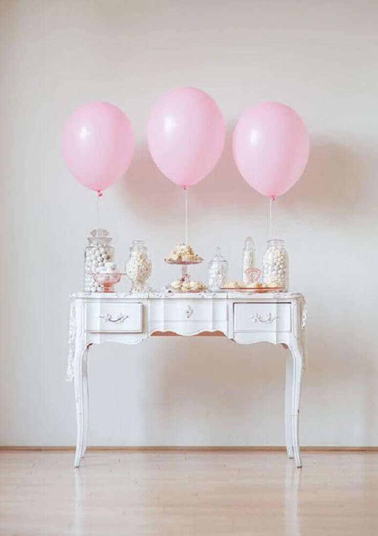 41. Decoração com balões simples em tons de rosa – Foto: Reasons to Come Home