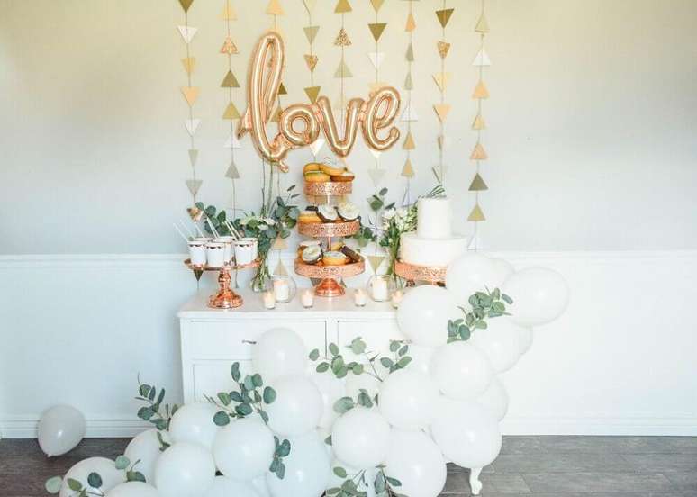 42. A decora&ccedil;&atilde;o com bal&otilde;es simples e folhagens garantem um lindo toque delicado para a decora&ccedil;&atilde;o &ndash; Foto: Ashley&rsquo;s Dream Decor