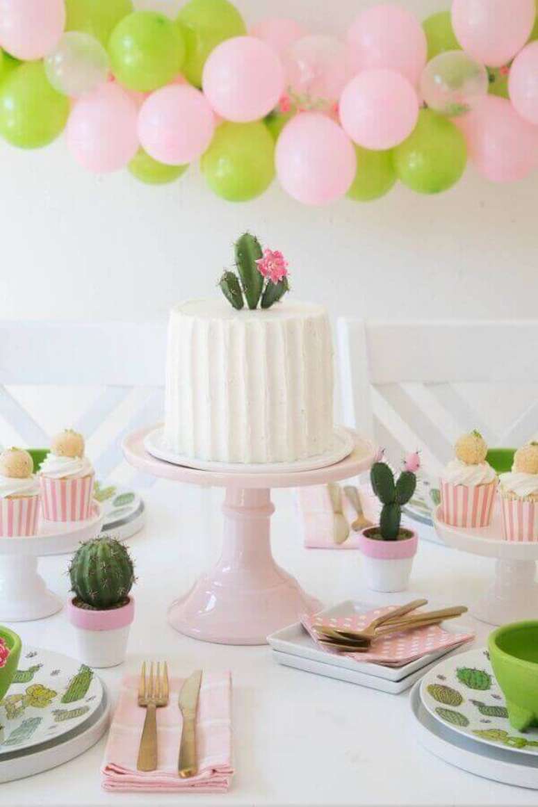43. Painel de balões verdes e rosa para decoração de festa de aniversário com pequenos vasos de cactos sobre a mesa – Foto: Twinkle Little Party