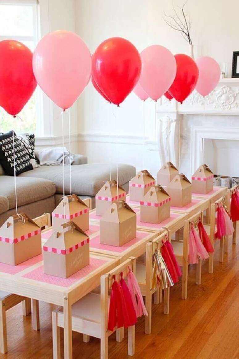 45. Decoração com balões simples para caixinhas de lembrancinhas de aniversário – Foto: Kids Bedroom Ideas