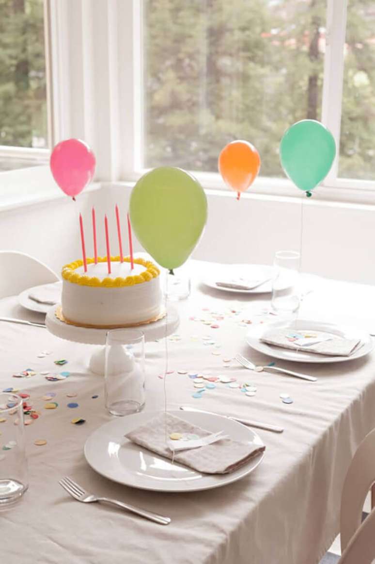 7. Decoração simples com balões para festa clean – Foto: Pinterest