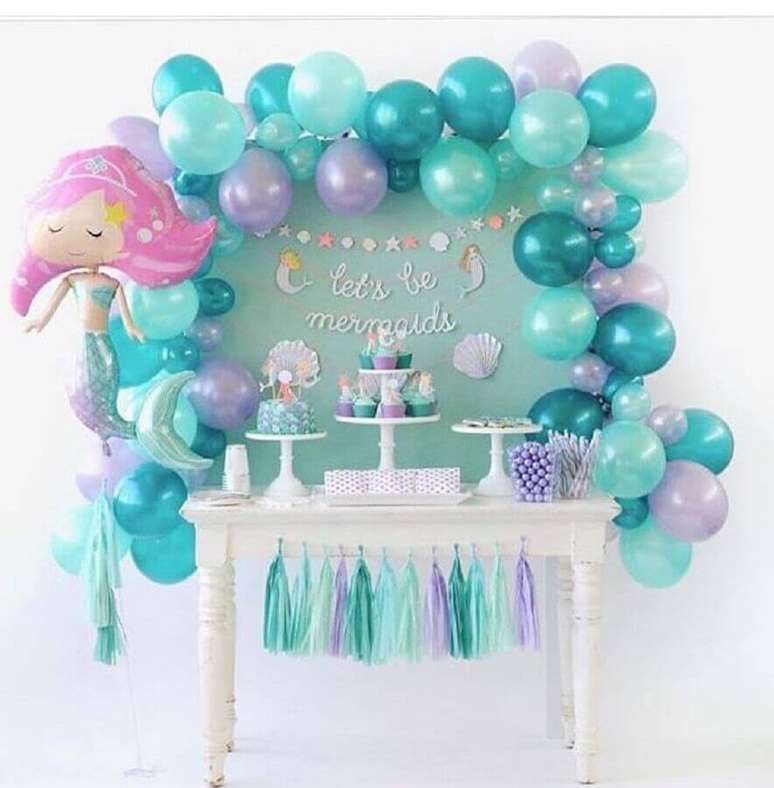 47. Decoração com painel de balões para festa infantil com tema sereia – Foto: Pinterest