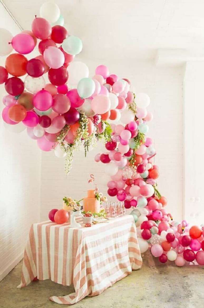 52. Decoração com bexigas e arranjos de flores para festa com tema flamingos – Foto: Pinterest
