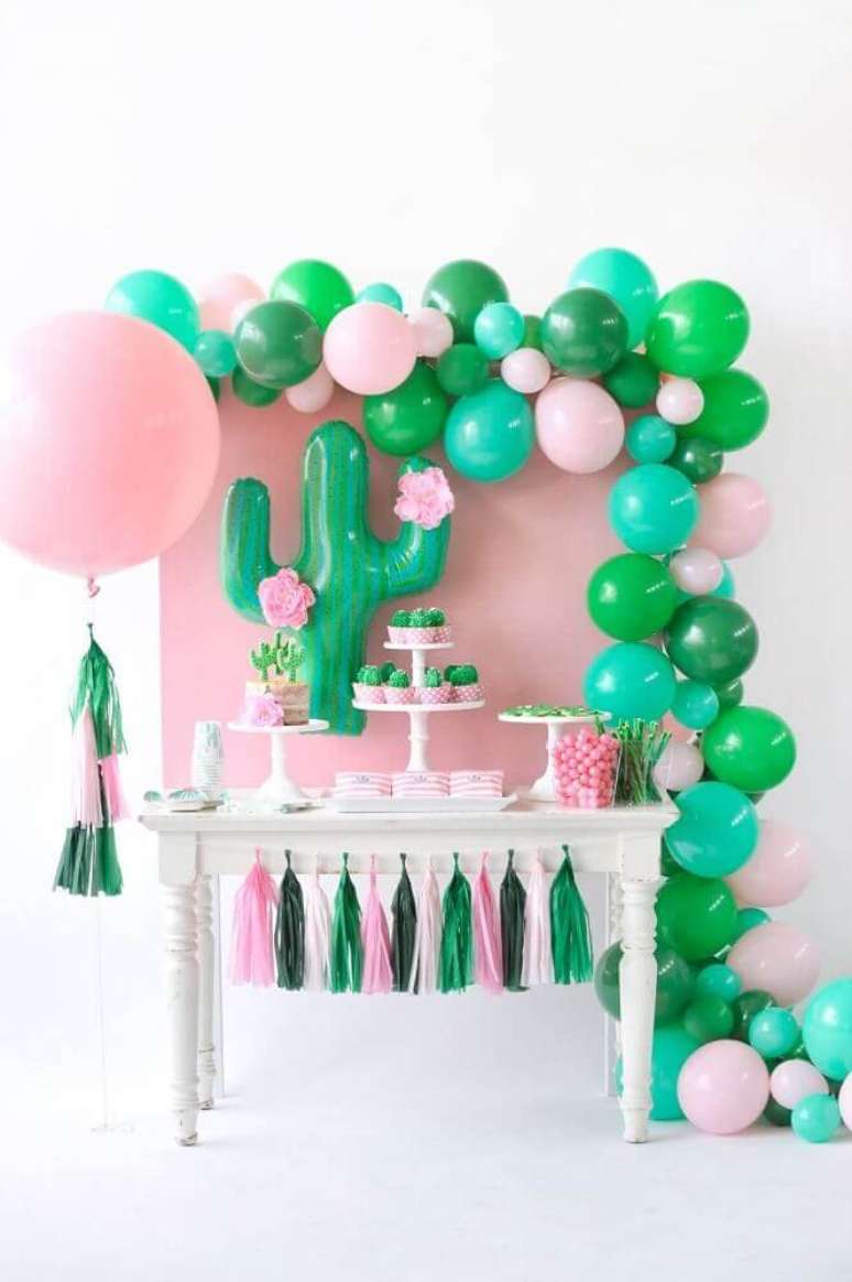53. Festa com tema cactos decorada com bexigas verdes e rosas e bal&atilde;o em formato de cactos &ndash; Foto: Pinterest