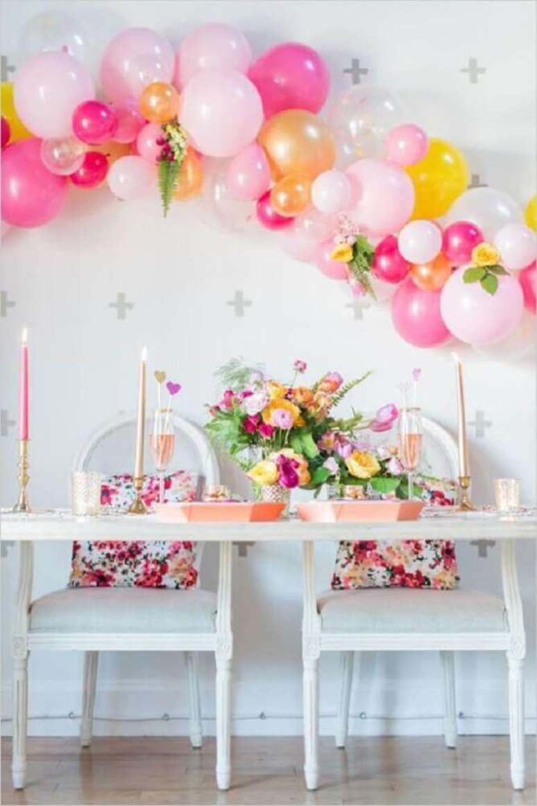54. Decoração com bexigas em tons de rosa e amarelo para festa de noivado – Foto: Pinterest