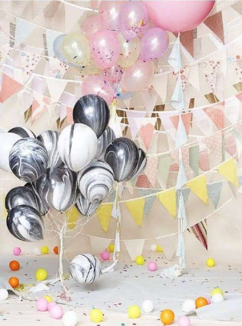 55. A decoração com balões estampados também fica super bonita – Foto: We Heart It