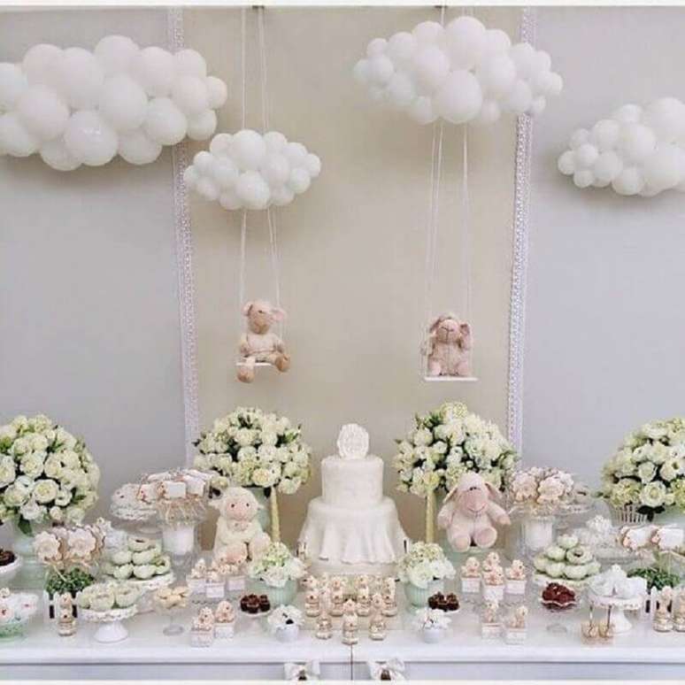 56. Decora&ccedil;&atilde;o com bexigas simples para festa de batizado &ndash; Foto: LuxBalloon