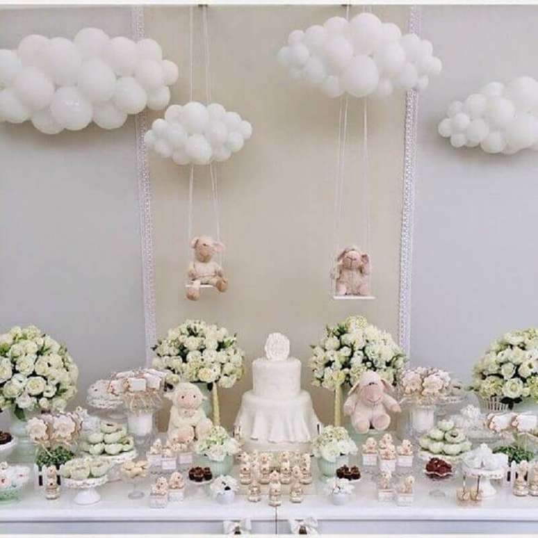 56. Decoração com bexigas simples para festa de batizado – Foto: LuxBalloon