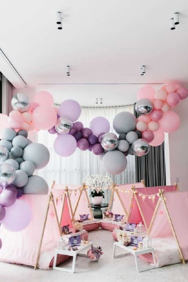 57. Decoração com bexigas em tons de rosa, roxo e cinza para festa do pijama – Foto: Party Ideas