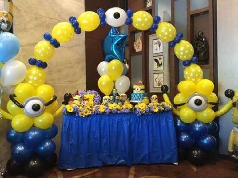 63. Decoração de festa infantil simples com balões e tema Minions – Foto: Celebrations Cake Decorating