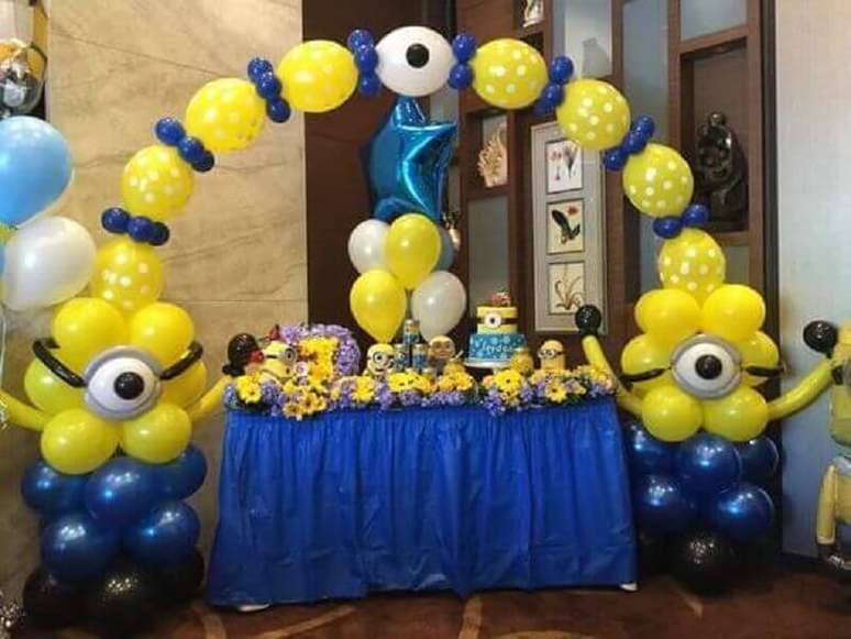 63. Decora&ccedil;&atilde;o de festa infantil simples com bal&otilde;es e tema Minions &ndash; Foto: Celebrations Cake Decorating