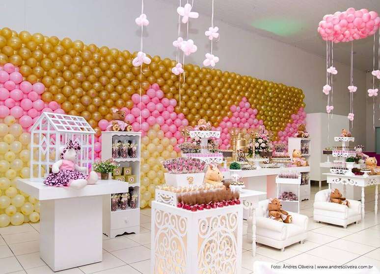 3. Decoração para festa de bebê com painel de balões em tons de rosa e dourado – Foto: Pinterest