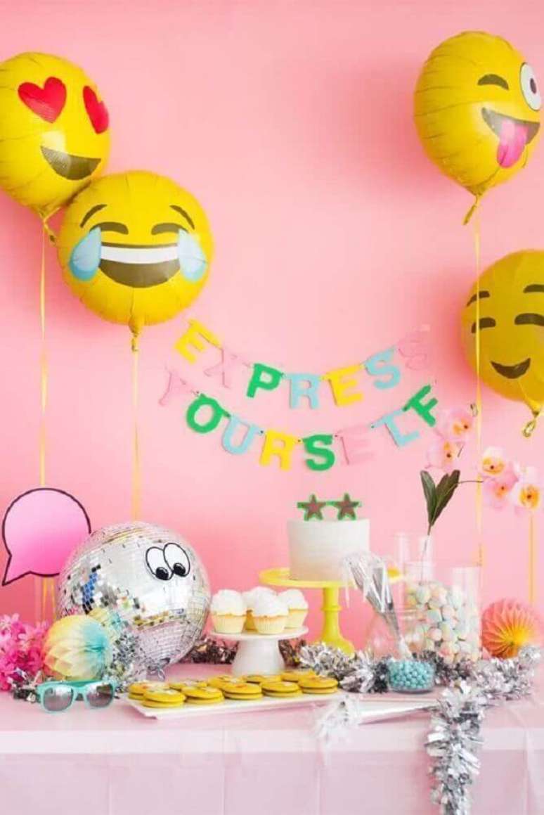65. Decoração de festa infantil simples com balões de emoji – Foto: Oh Happy Day!
