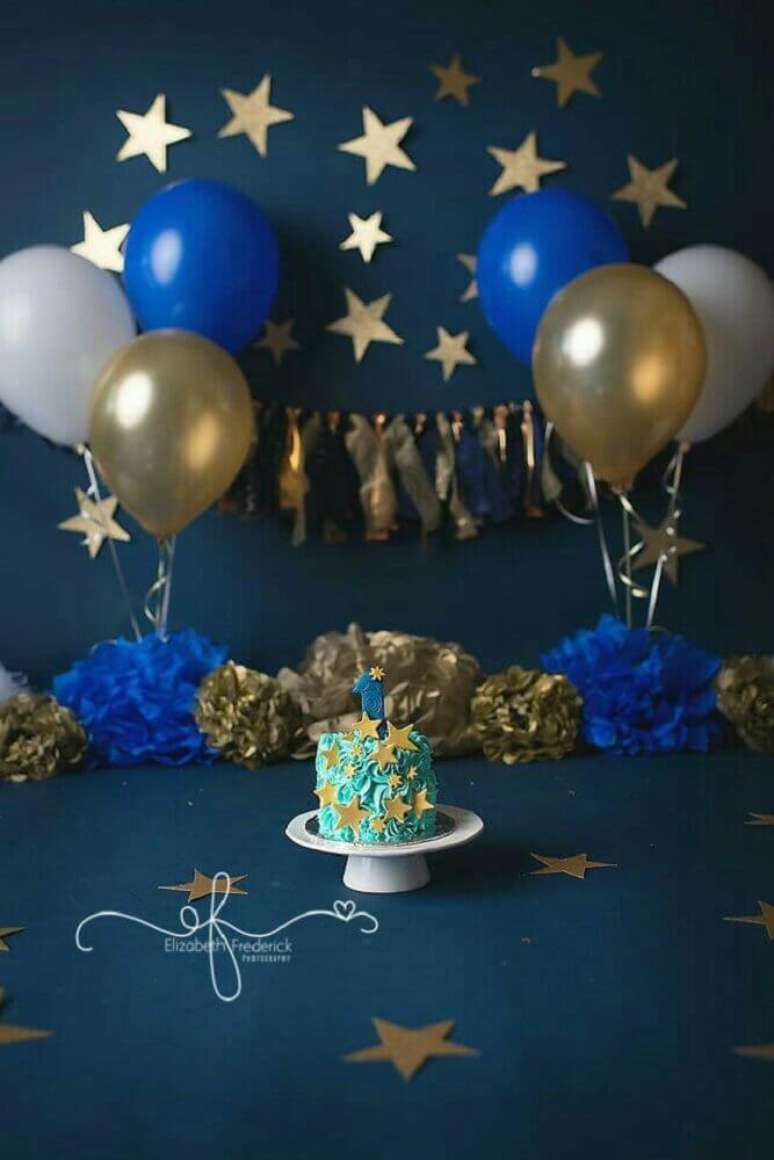 66. Decoração de festa infantil simples com balões dourados e azuis marinho – Foto: Pinterest
