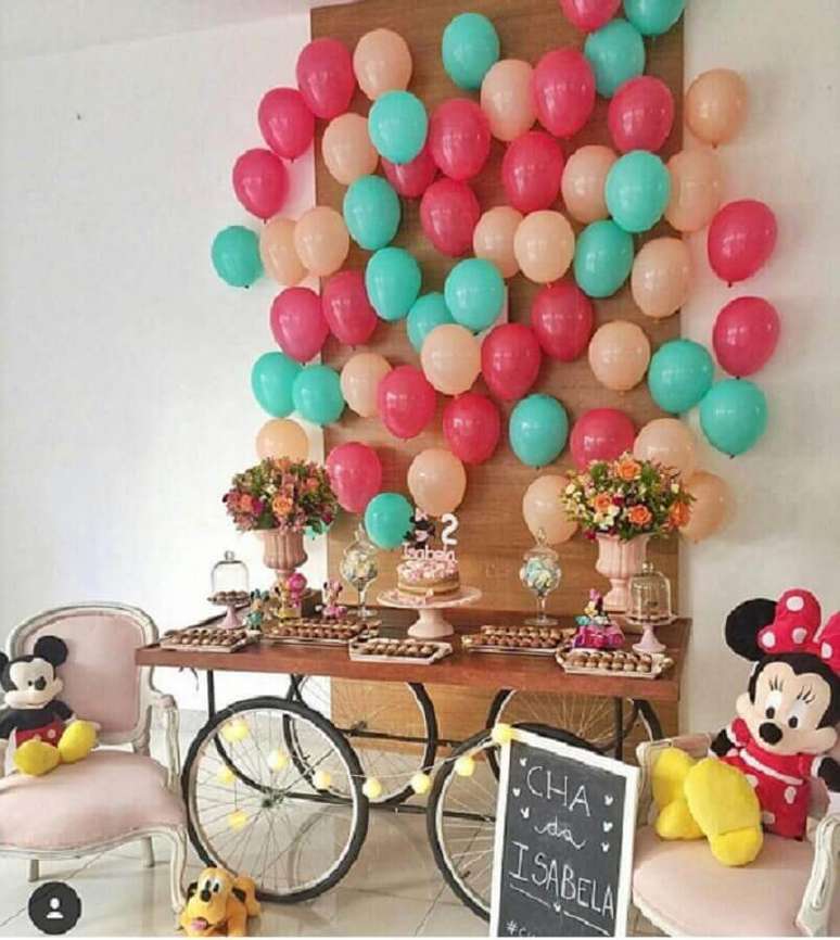 6. Decoração de festa infantil simples com balões coloridos atrás da mesa – Foto: Pinterest