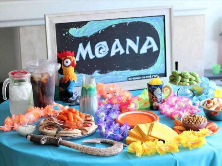 3. Decoração de aniversário da Moana com colares havaianos. Foto de NTSKala