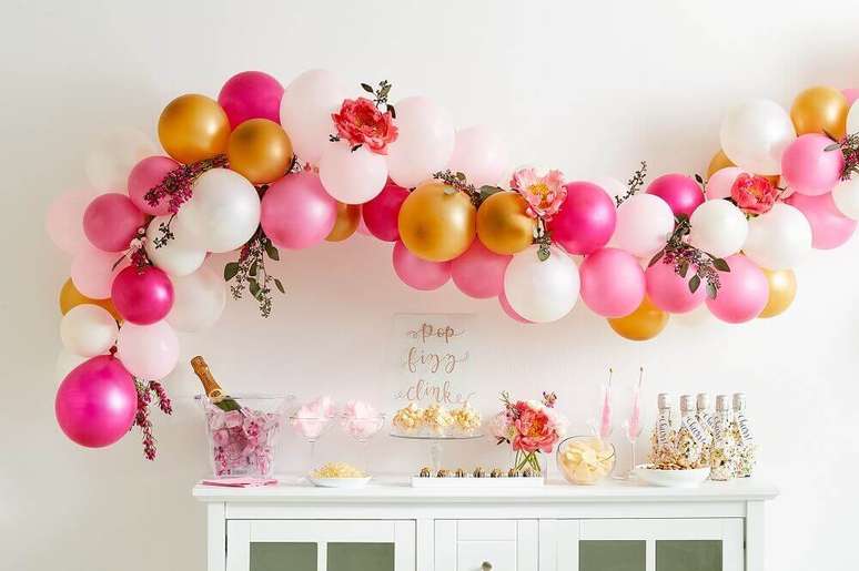 68. Decora&ccedil;&atilde;o super delicada em tons de rosa com bexigas e flores &ndash; Foto: Better Homes and Gardens